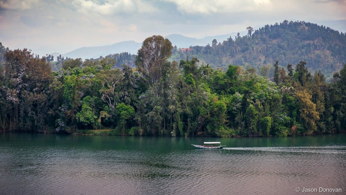 Rwanda landscape — rolling hills and green valleys
